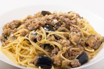 ナスとひき肉の甘辛炒めパスタ