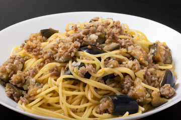 ナスとひき肉の甘辛炒めパスタ