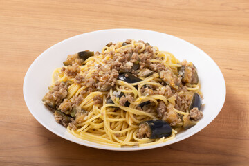 ナスとひき肉の甘辛炒めパスタ