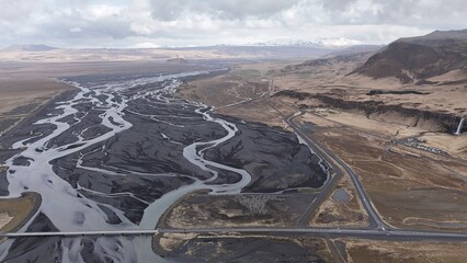 foto des de aire de un bonito rio en islandia