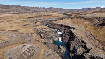 Peisaje bonito con dron de icelandia con un rio 