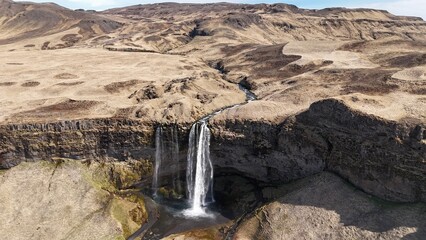 Cascada famosa de islandia con campos y muzgo 