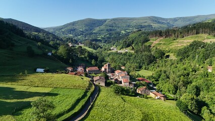 Peisaje de monta&ntilde;a con verde y arboles con un peque&ntilde;a aldea 