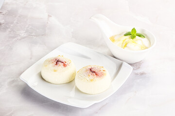 Curd pancakes with sour cream