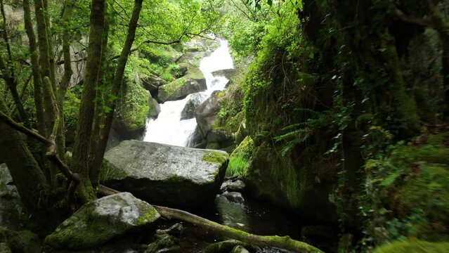Fervenza do Cachon en pleno verano a vista de drone