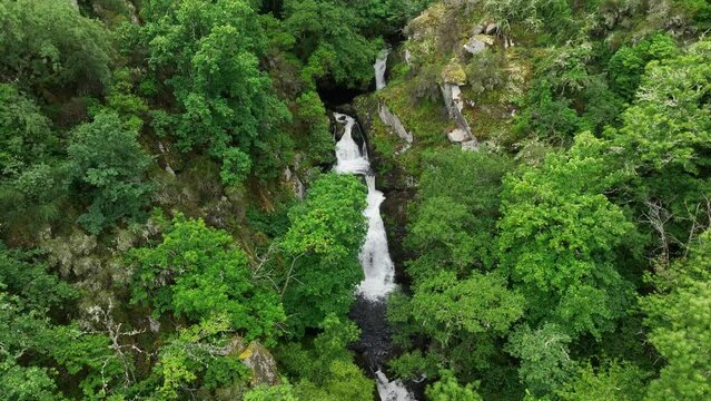 Fervenza do Cachon en pleno verano a vista de drone