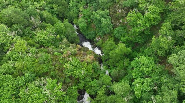 Fervenza do Cachon en pleno verano a vista de drone