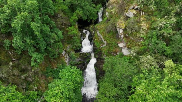 Fervenza do Cachon en pleno verano a vista de drone
