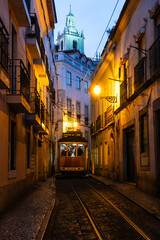 Alte Straßenbahn in der Altstadt von Lissabon in der blauen Stunde