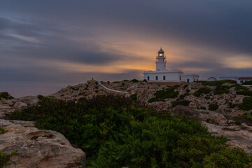 Amanecer en el Faro del Cabo de Cavalleria en la isla de Menorca, Islas Baleares, Espa&ntilde;a 