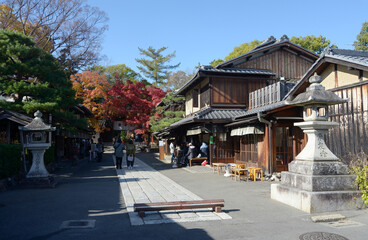 Obraz premium 秋の今宮神社 参道のあぶり餅屋 京都市北区紫野