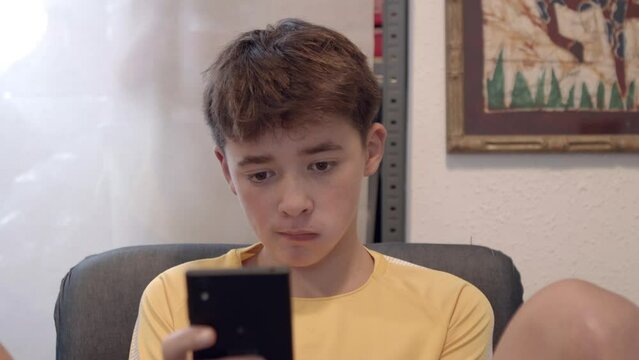 Adolescente viendo el m&oacute;vil  