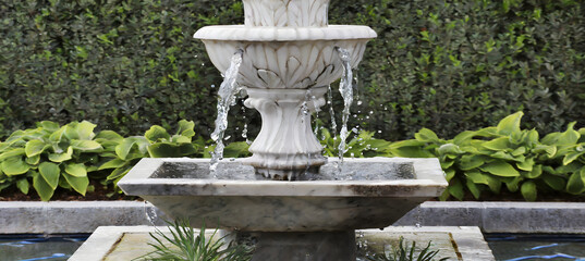 Obraz premium Capture the tranquility of a marble fountain in a garden setting. Highlight the flowing. Generative AI.