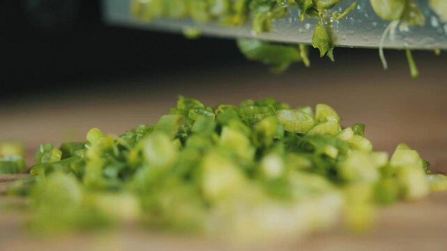 도마에서 칼로 파를 자르는 모습