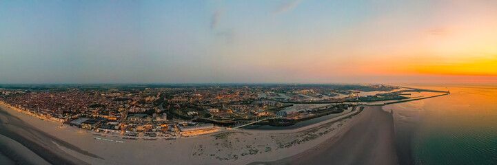 Plage de dunkerque au cr&eacute;puscule 