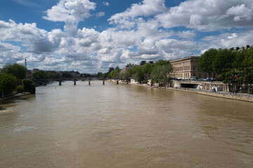 vue de la Seine avec un grand ciel nuageux dans le centre de Paris en France