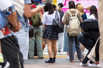 Obraz premium 渋谷駅前を歩く女子高生の後ろ姿