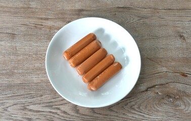 raw long smoked pork sausage arranging on plate 