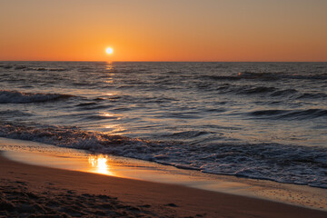 Naklejka premium Beautiful sunset on the beach Baltic Sea, Poland. Piękny zachód słońca Golden Hour.