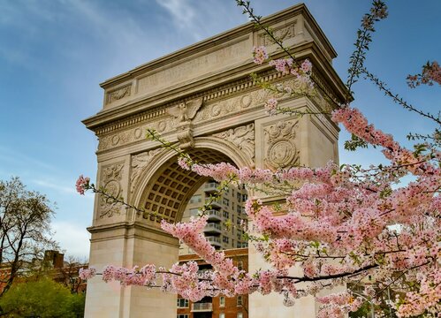 Washington Arch, commemorating the centenary of George Washington's inauguration as President in 1789,  Washington Square Park, Lower Manhattan, New York, United States of America, North America