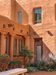 Obraz premium Captivating photograph of Santa Fe, New Mexico, showcasing the city's distinctive adobe architecture.