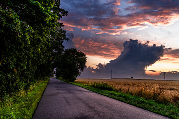 wiatraki , zboże, chmury , niebo © Daniel Folek