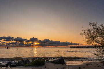 morze , plaża , chmury , sztorm , fale, Bałtyk, morze Bałtyckie, wydmy, statek , kuter, molo , Gdynia  © Daniel Folek