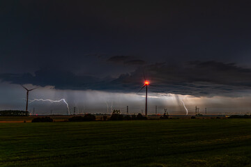 wiatraki , burza , błyskawica , piorun © Daniel Folek
