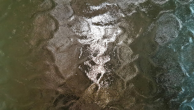 Superficie di vetro bugnato retroilluminata dalla luce solare