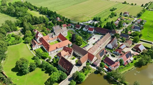 Luftaufnahme von der Ortschaft Heiligkreuztal mit dem M&uuml;nster und dem ehemaligen Zisterzienserinnenkloster