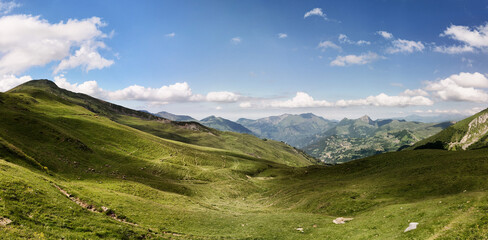 Obraz premium Panorama sur vallée verte des montagnes