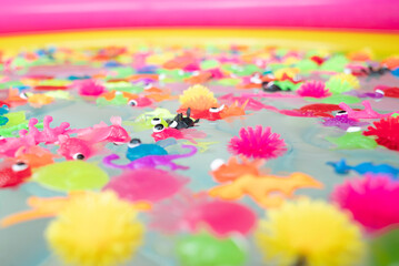 夏祭りのプールに浮かぶカラフルなおもちゃ釣り