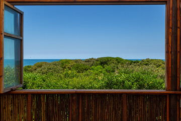 Fototapeta premium Vista da praia pela janela 4