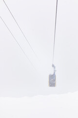 Gondola ascends to the summit in fog and dense snowfall. Cable car in bad weather. Gondel fährt im Nebel und dichtem Schneefall auf den Gipfel. Seilbahn im schlechtwetter.