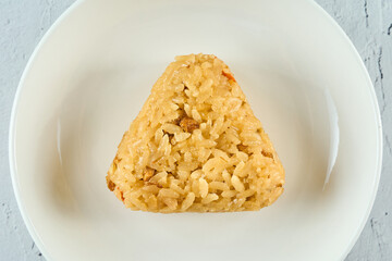 白いお皿に置かれた鶏のおにぎり