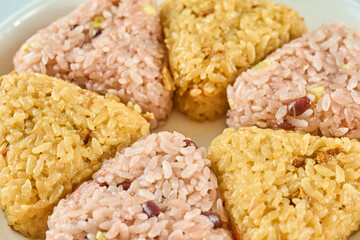 白いお皿に並べられた2種類のおにぎり