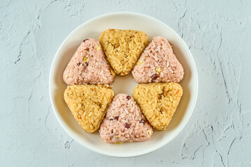 白いお皿に並べられた2種類のおにぎり