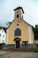 Fototapeta premium Die Pfarrkirche Hl. Dreifaltigkeit: Kulturelles Erbe in Obertraun, Salzkammergut, Oberösterreich, Hallstatt