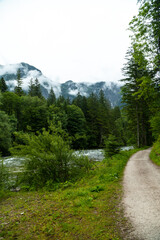 Wanderweg entlang der Traun und das beeindruckende Bergpanorama in Obertraun, bei Hallstatt, Salzkammergut, Oberösterreich