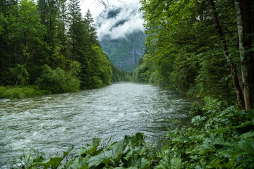 Die malerische Traun und das beeindruckende Bergpanorama in Obertraun, bei Hallstatt,...