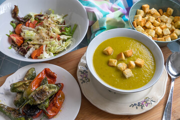 Puré de verduras con picatostes, ensalada y pimientos asados