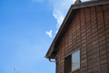 日本の古民家と青空