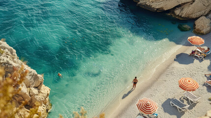 vue aérienne d'une petite plage de sable entre les rochers en été