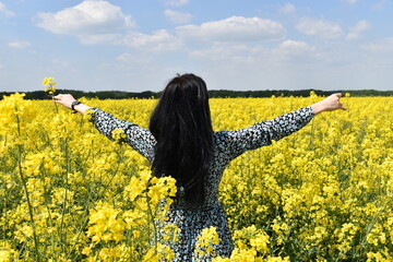 Kobieta w polu rzepaku © BMC
