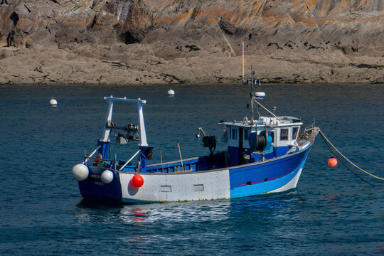 chalutier au mouillage dans un port breton