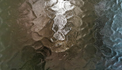 Superficie di vetro bugnato retroilluminata dalla luce solare