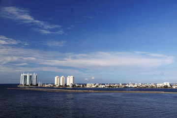 Naklejka premium city skyline at sunset