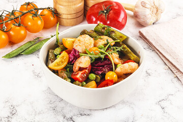 Gourmet salad with prawn and asparagus