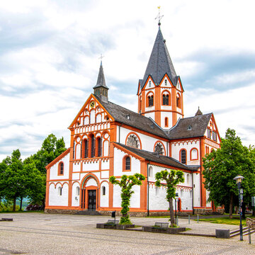 Die Pfarrkirche St. Peter in Sinzig ist eine dreischiffige Kreuzbasilika im rheinischen &Uuml;bergangsstil