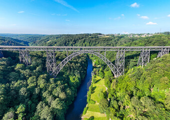 Müngstener Brücke auf Augenhöhe aufgenommen. Die höchste Eisenbahnbrücke Deutschlands ist als...